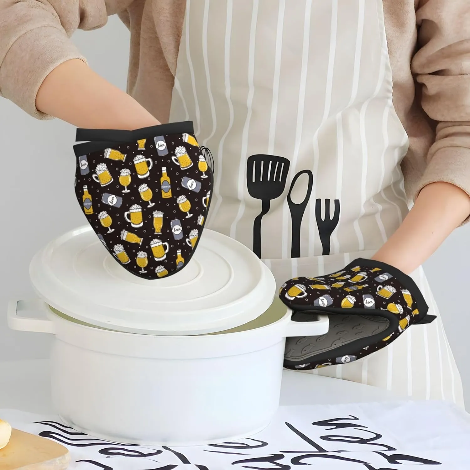 Beer in A Bottle Print Mini Silicone Oven Mitts Heat and Slip Resistant Kitchen Mittens,Short Oven Gloves for Safe Cooking Baking & Grill,5.9"X5.9",2pcs