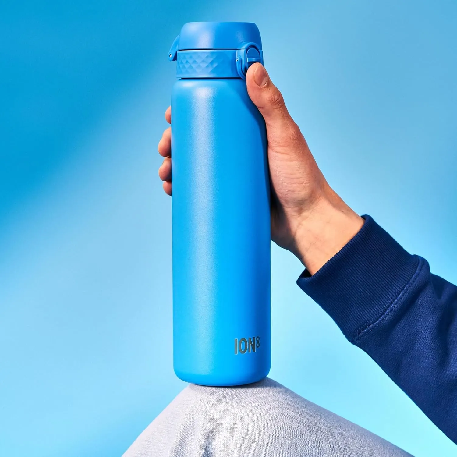 ION8 Vacuum Insulated Stainless Steel 1 Litre Water Bottle, 920 ml/31 oz, Leak Proof, Easy to Open, Secure Lock, Dishwasher Safe, Carry Handle, Scratch Resistant, Ideal for Sports and Yoga, Blue